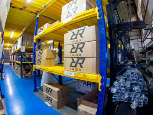 Amplo Estoque da RR Inox e Ferragens