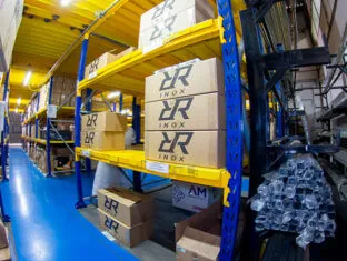 Amplo Estoque da RR Inox e Ferragens